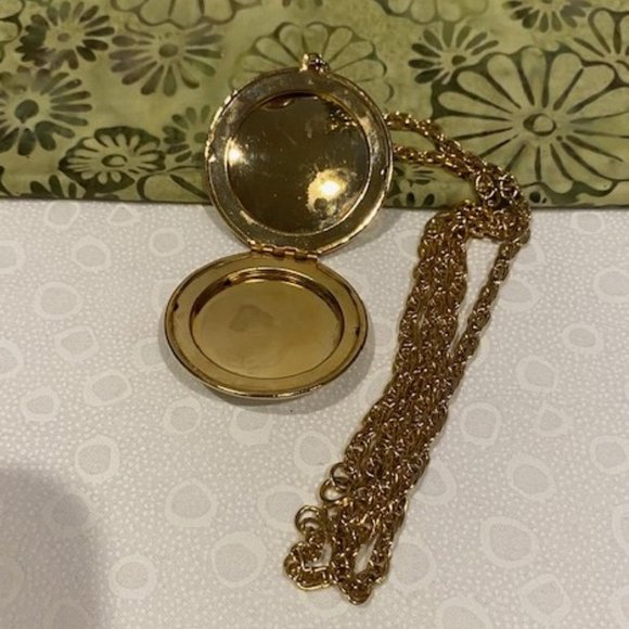 ❤️❤️Gold Tone White Flower Guilloche Large Enamel Locket NECKLACE - Picture 9 of 12